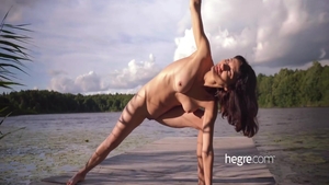 Hawt girl yoga outdoors solo