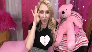 Alix Lynx pussy eating