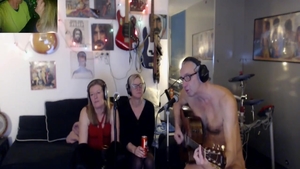 Weird MILF threesome on webcam HD