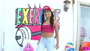 Perfect body pigtailed teen chick blowjobs HD