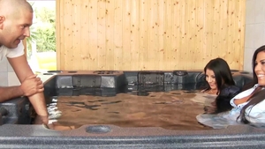 Wet Maria Fiori with Aysha Rouge fucking in the ass underwater